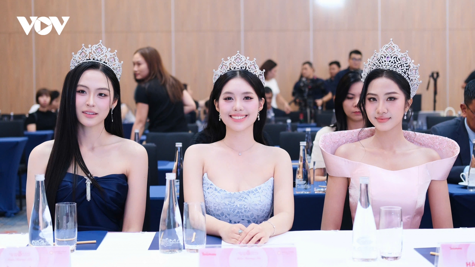 Ngọc Hân bế con lên thảm đỏ, Top 3 Hoa hậu Việt Nam 2024 cùng đọ sắc