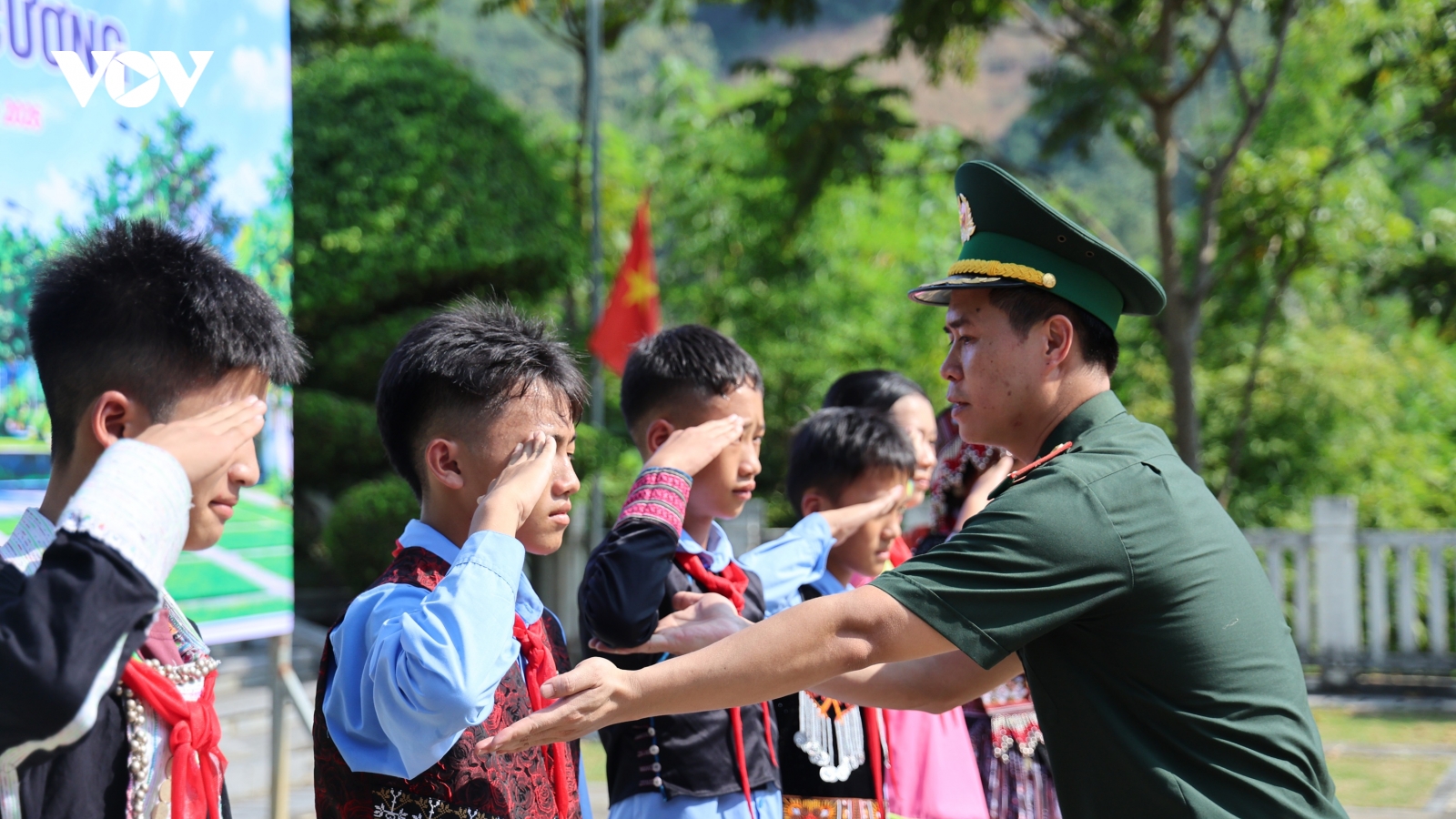 Xúc động tiết học biên cương nơi dòng sông Hồng chảy vào đất Việt
