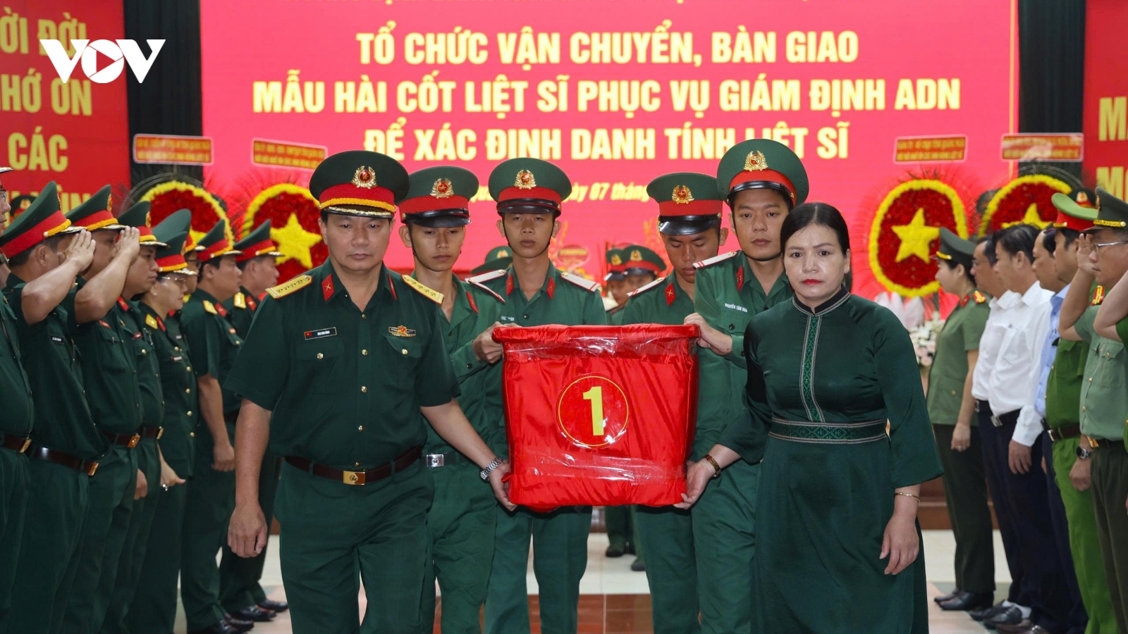 Đưa hơn 2.200 mẫu hài cốt liệt sĩ từ Quảng Ngãi ra Hà Nội xét nghiệm ADN