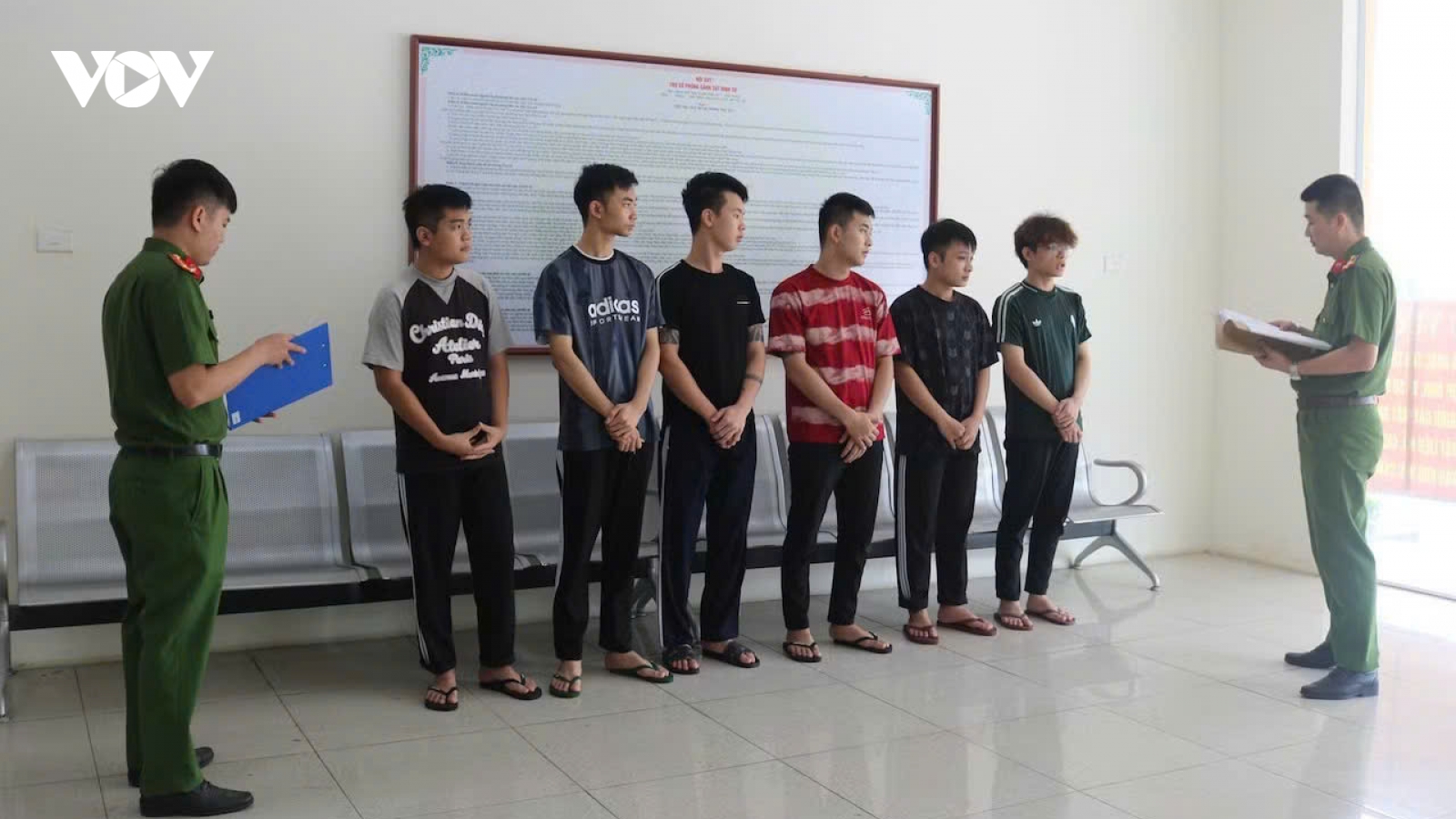 Dùng 40 tài khoản ngân hàng nhận, chuyển hơn 1.000 tỷ đồng tiền đánh bạc