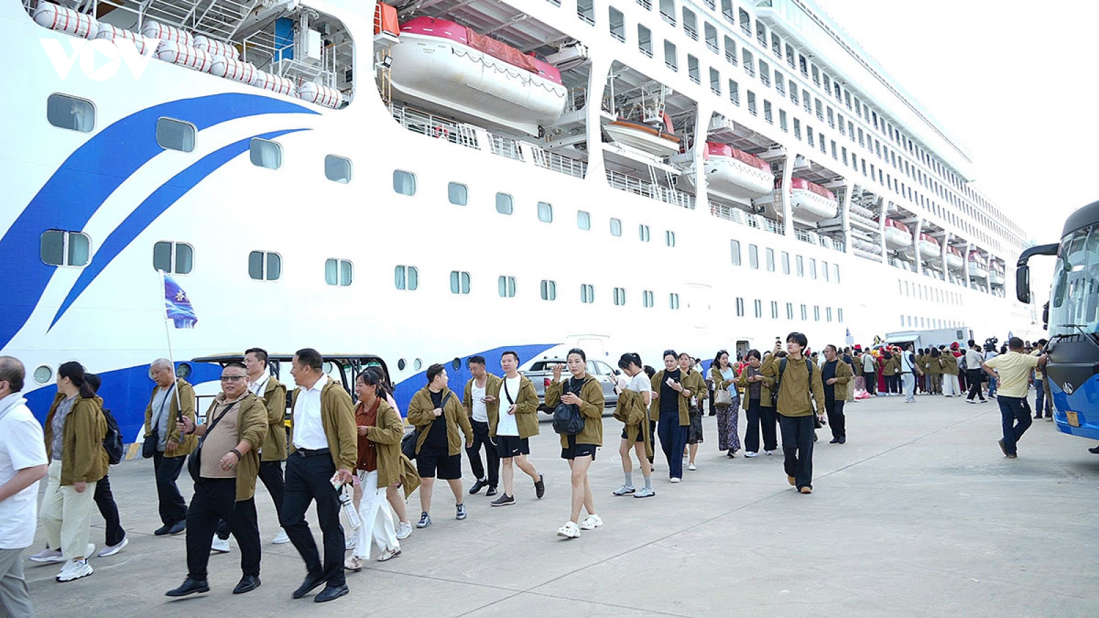 Quảng Ninh đón hơn 2.300 khách du lịch Trung Quốc từ tàu biển Dream Cruise