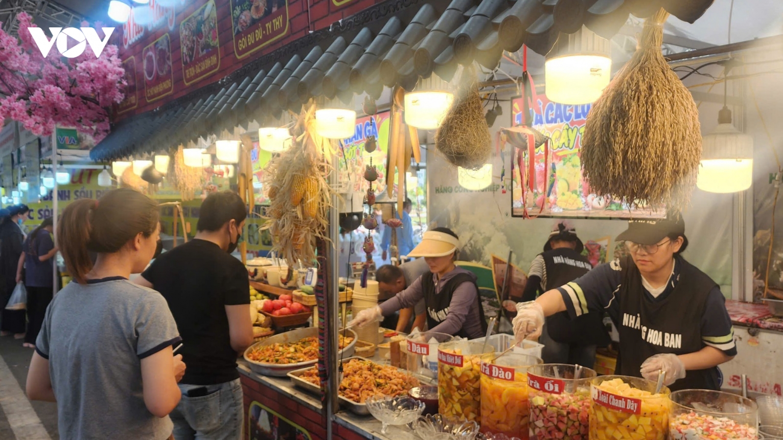 Người Sơn La thích thú khám phá "food tour" tại Lễ hội Cà phê