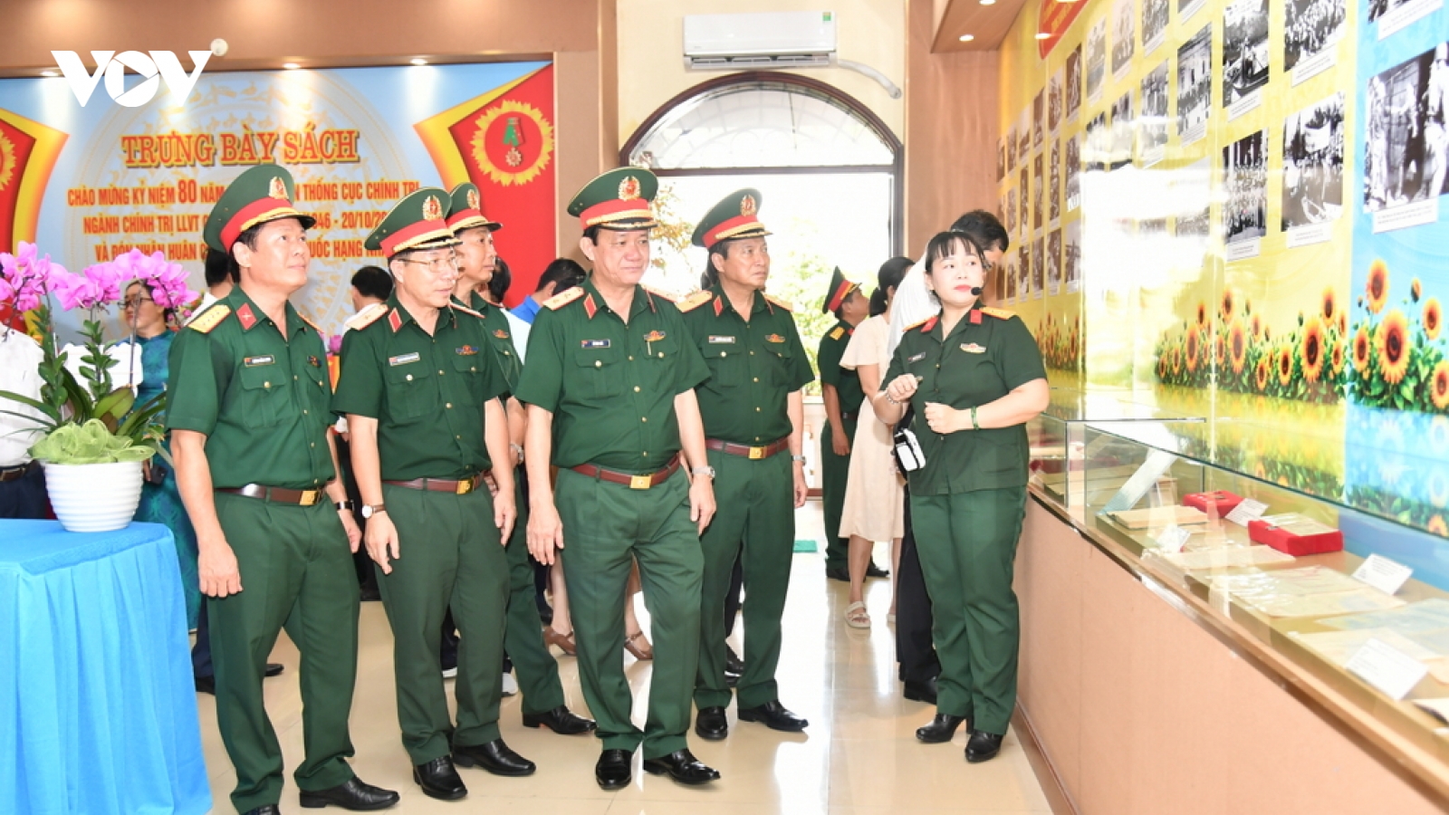 Triển lãm chuyên đề “80 năm vững bước dưới cờ Đảng quang vinh”
