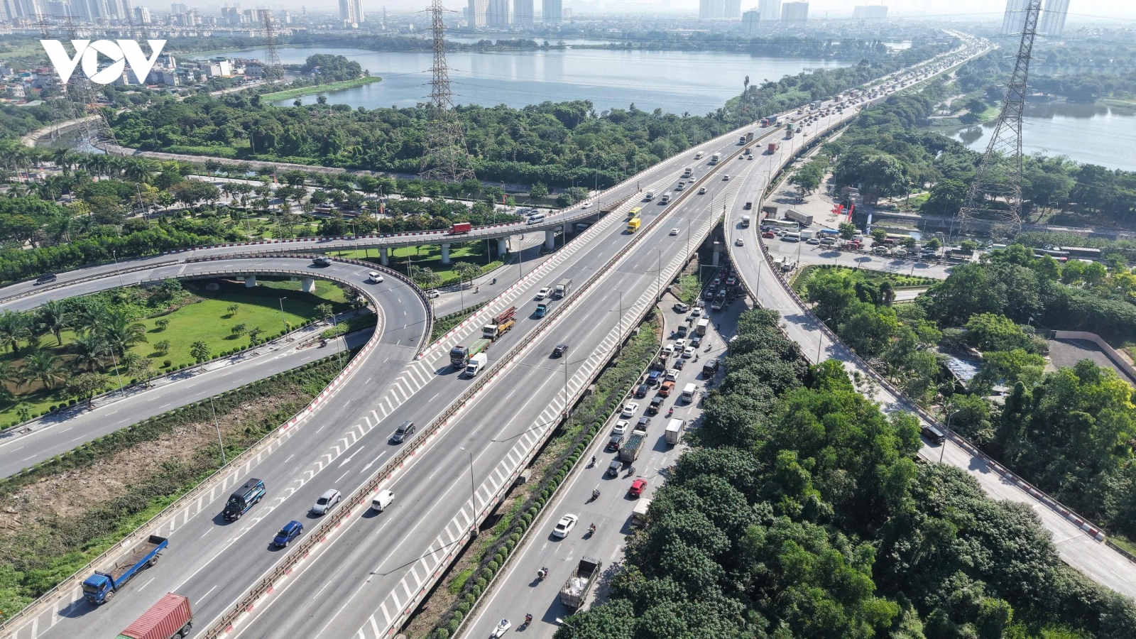Xén dải phân cách, mở rộng đường, nút giao thông phía Nam Hà Nội bớt ùn tắc