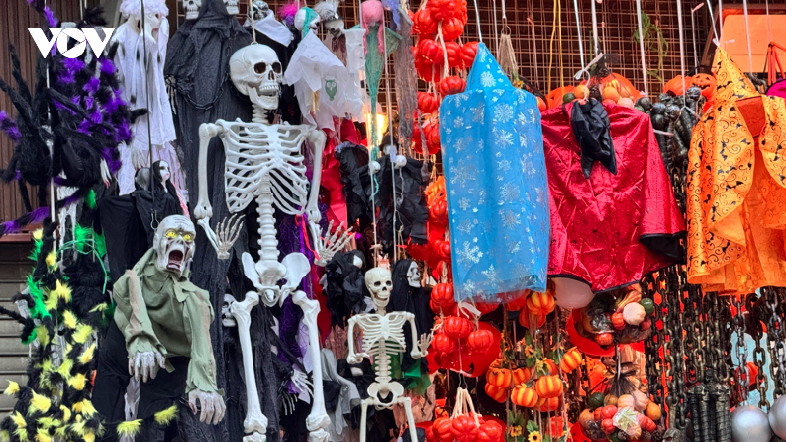 Kinh dị các mặt hàng hóa trang ngập tràn phố Hàng Mã dịp lễ hội Halloween