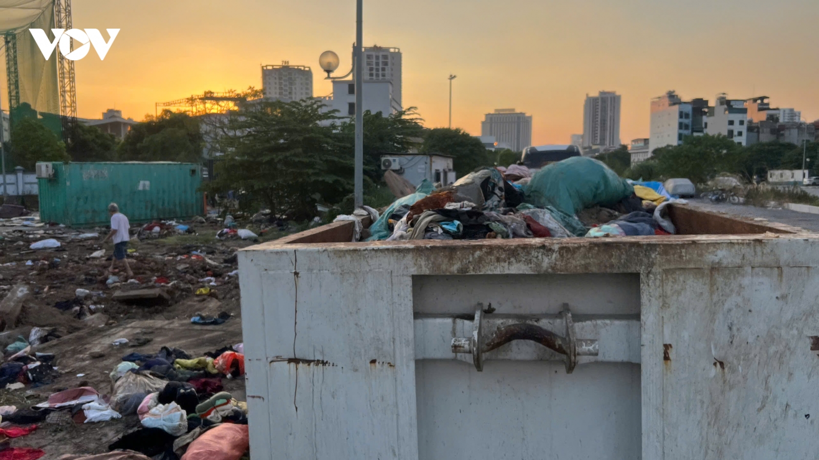 Bãi quần áo cũ ở Từ Liêm dần được dọn sạch