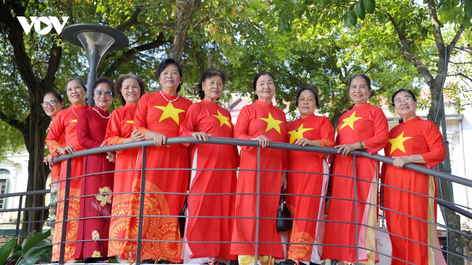 Người dân hào hứng chụp ảnh không gian "Dải lụa ký ức" và khung gương bên Hồ Gươm