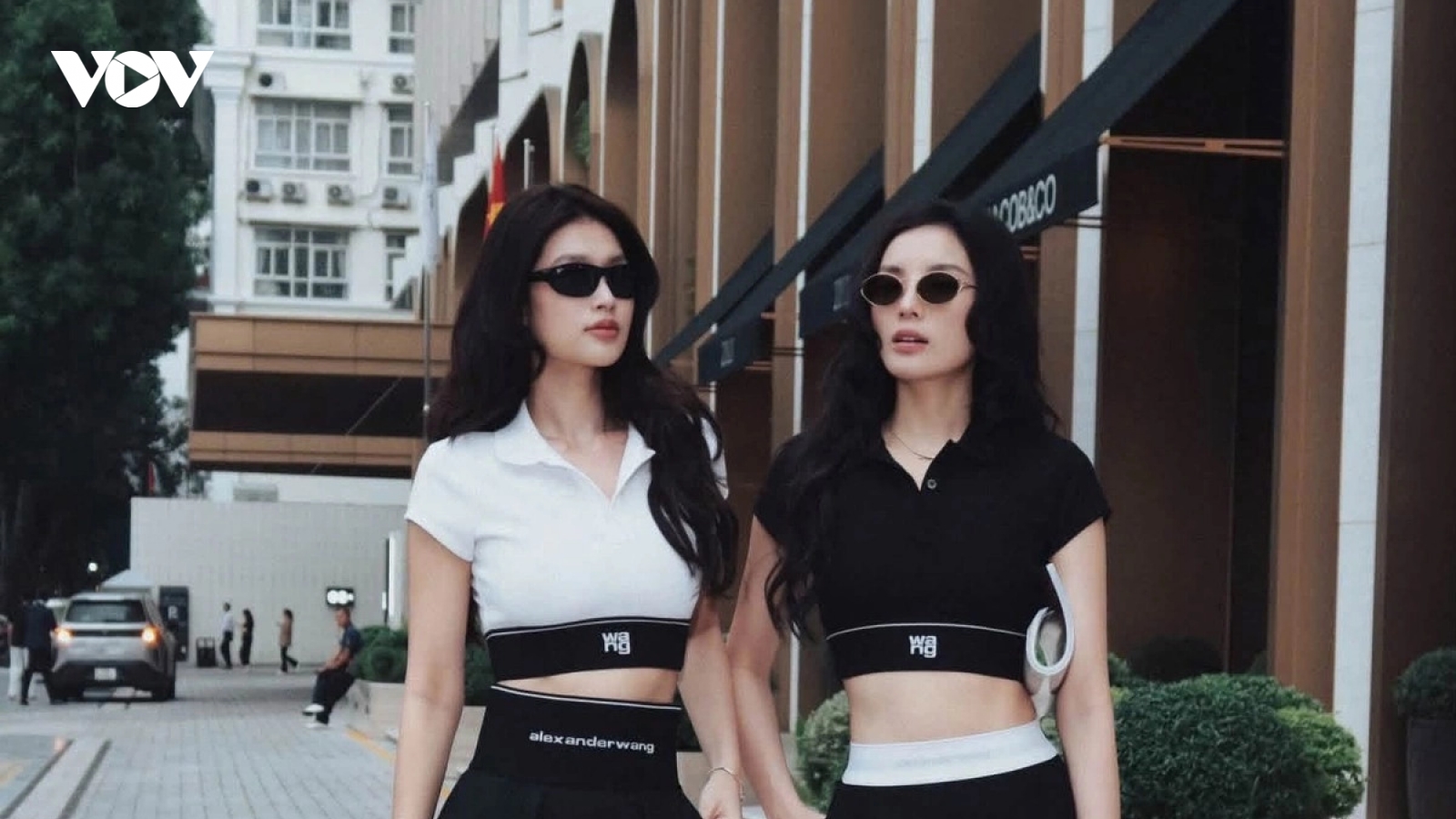 Sao Việt 1-10: Thiên Ân, Kỳ Duyên nắm tay dạo phố