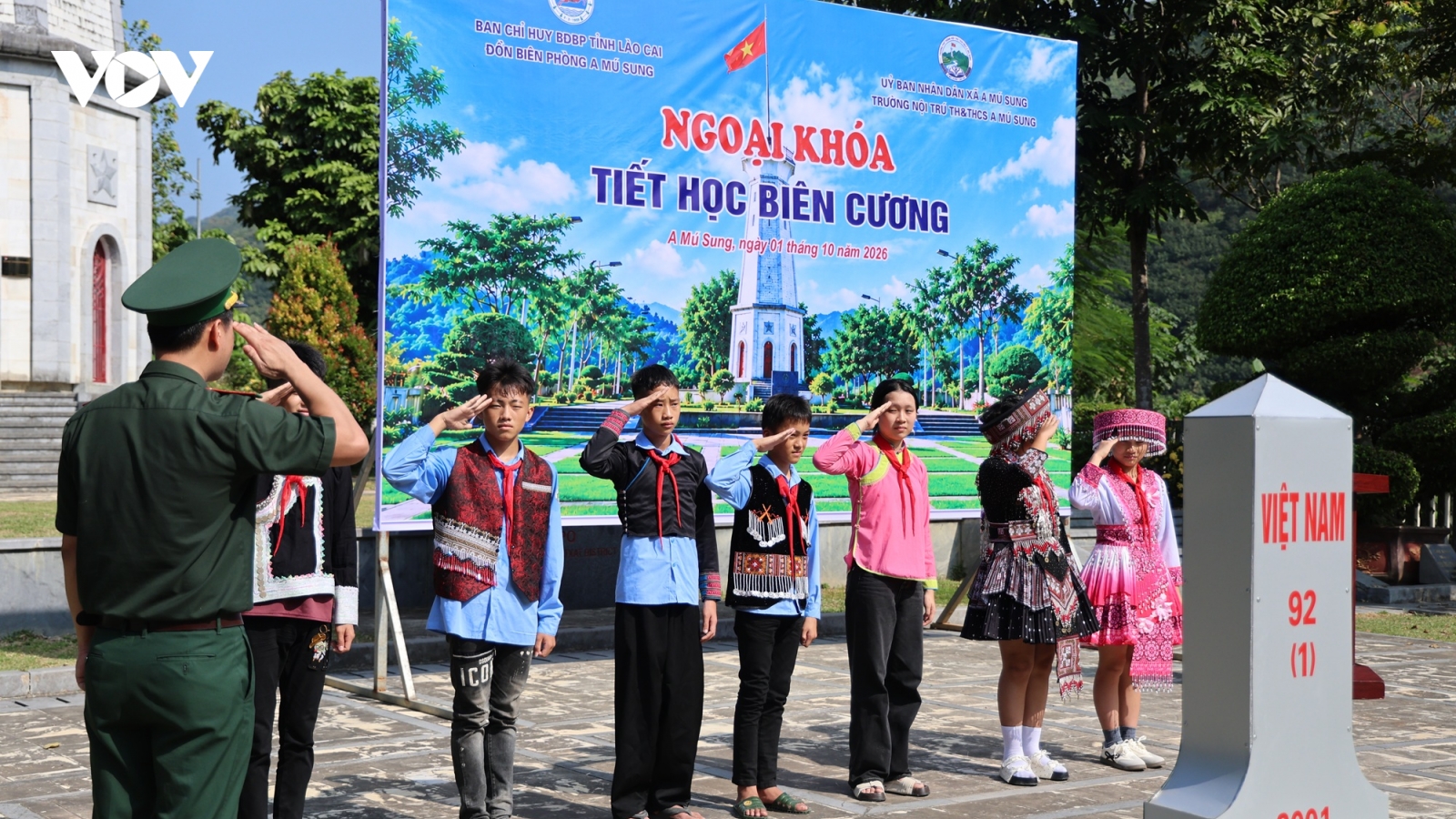 Tiết học biên cương đặc biệt dưới chân cột cờ Lũng Pô