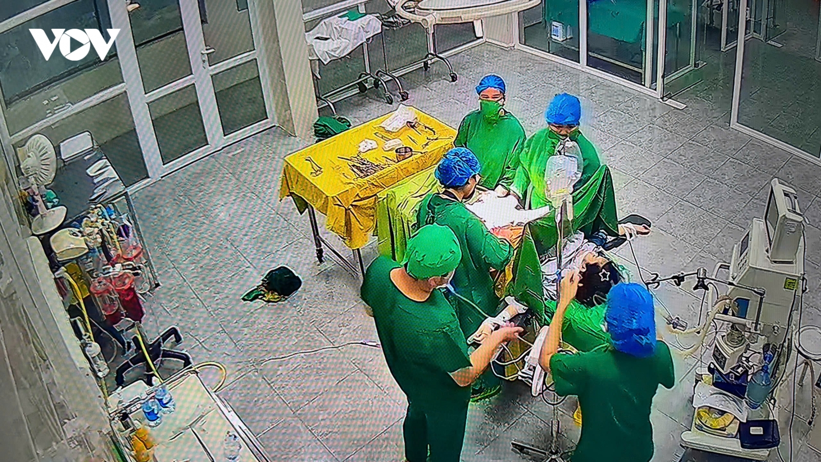 Sản phụ 15 tuổi nguy kịch vì rau tiền đạo, 4 cán bộ y tế hiến máu cứu người