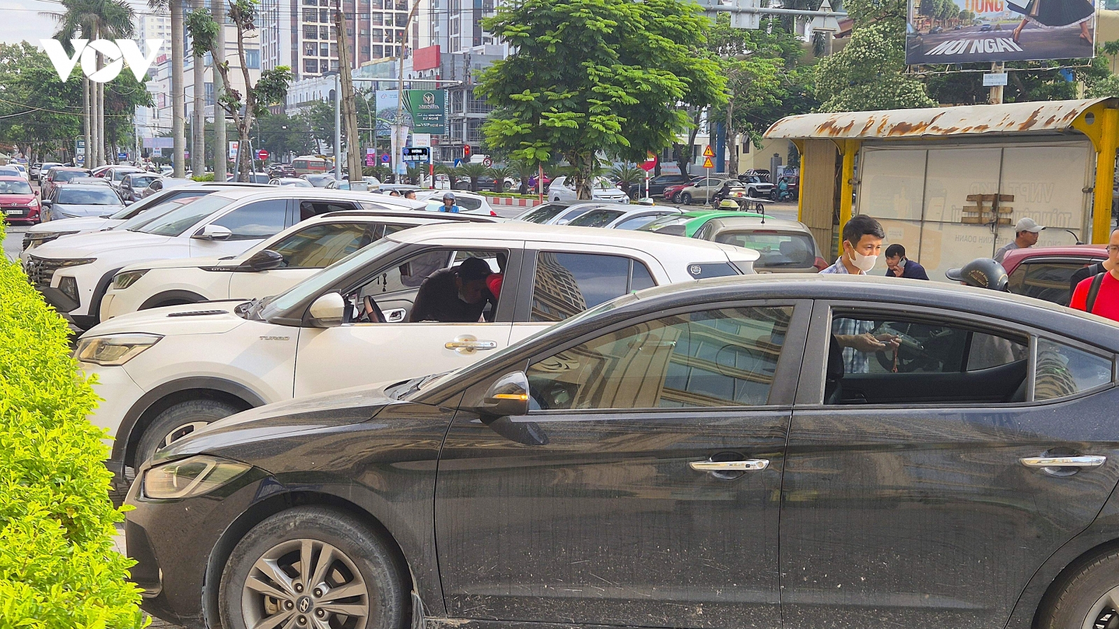 Công an điều tra các vụ đập vỡ kính ô tô trong đêm tại Nghệ An