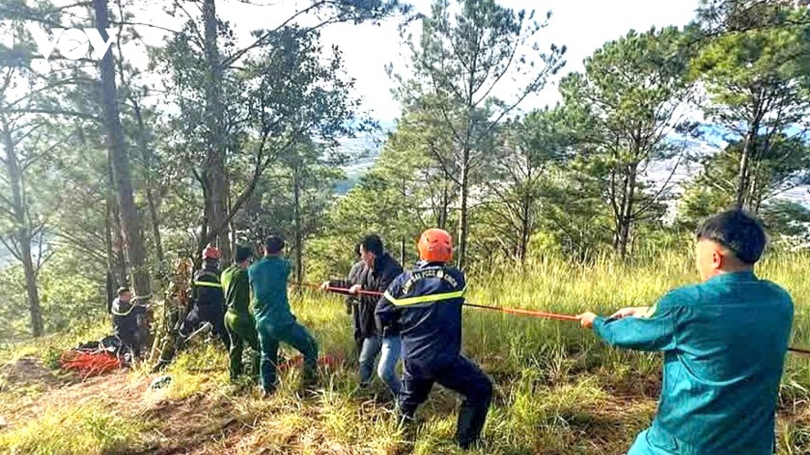 Cứu nữ du khách Malaysia rơi xuống hố sâu khi leo núi ở Đà Lạt