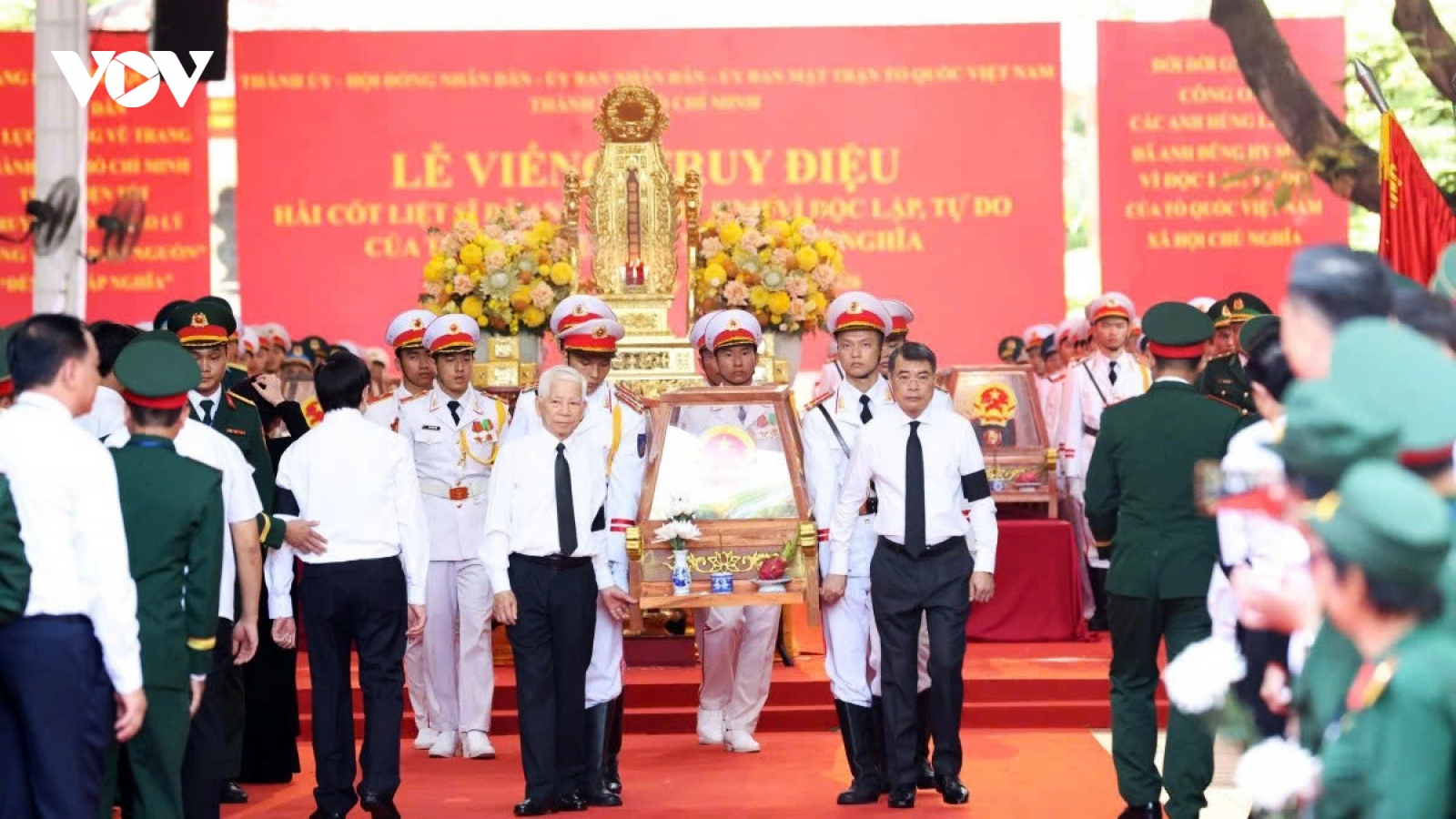 Vietnamese leaders and residents pay tribute to fallen soldiers in HCM City