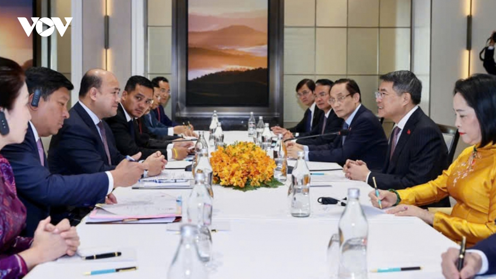 PM Hung meets Cambodian Deputy PM Hun Many, youth federation president