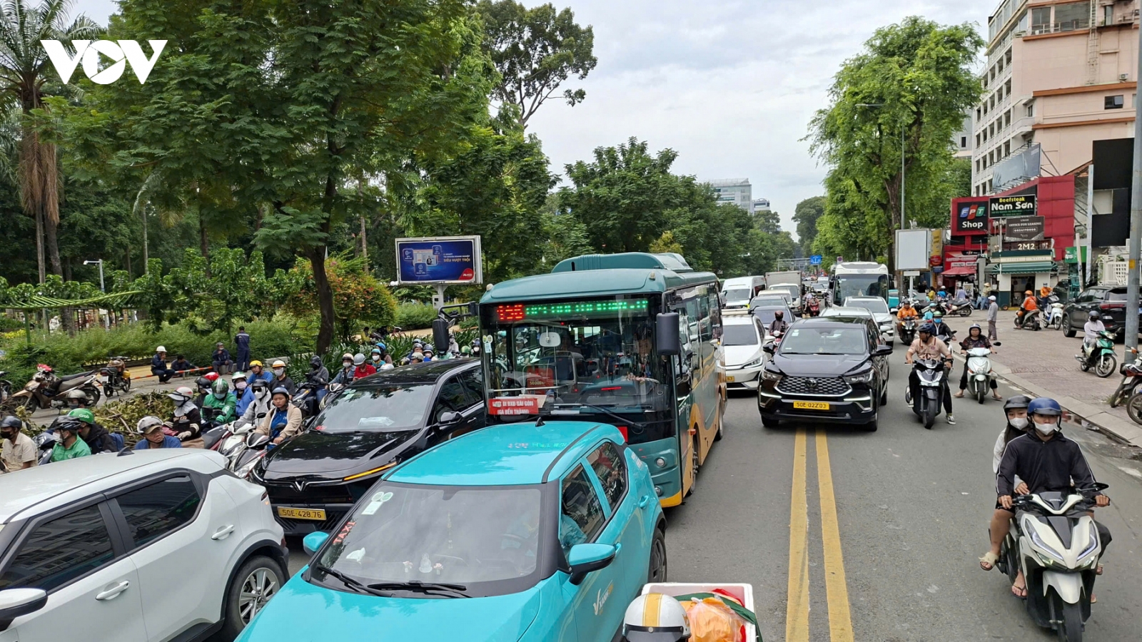 TP.HCM bắt đầu phân luồng nhiều tuyến đường để làm metro, người dân lúng túng