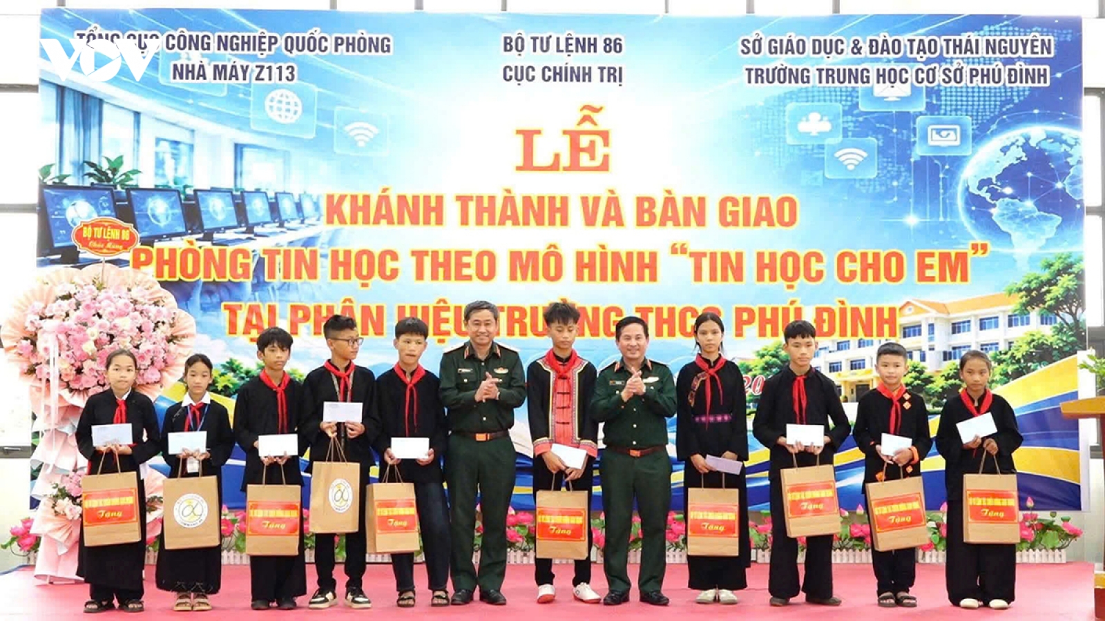 Bộ Tư lệnh 86 bàn giao Phòng Tin học cho học sinh vùng ATK Thái Nguyên