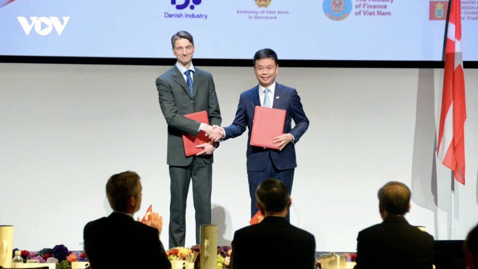 Denmark, Vietnam exchange cooperation agreements at business forum