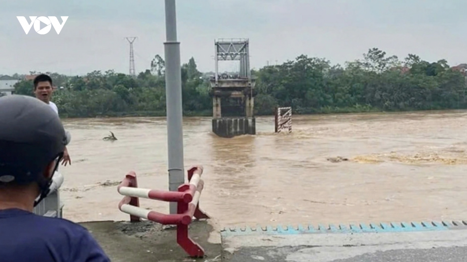 Vụ sập cầu Phong Châu: Cục đường bộ yêu cầu sớm có phương án tháo dỡ phần còn lại