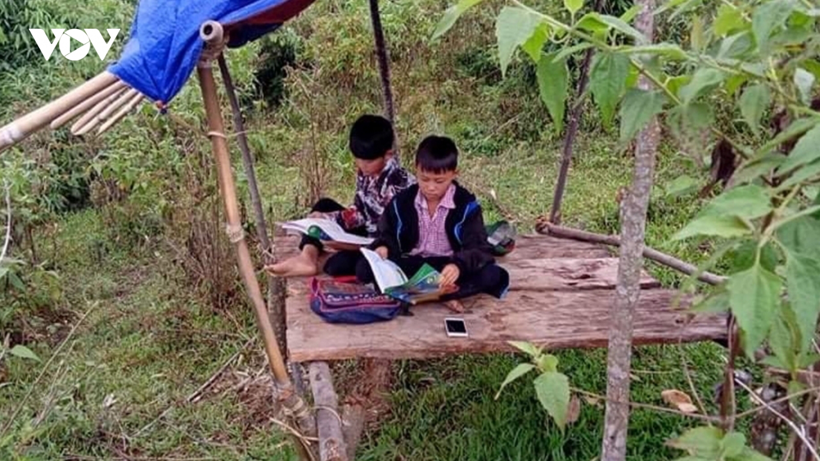 Hỗ trợ học sinh, sinh viên có hoàn cảnh khó khăn mua máy tính học trực tuyến