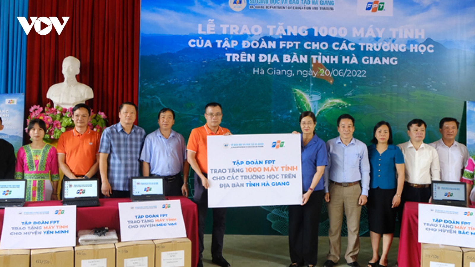 Tập đoàn FPT trao tặng 1.000 máy tính cho học sinh tỉnh Hà Giang