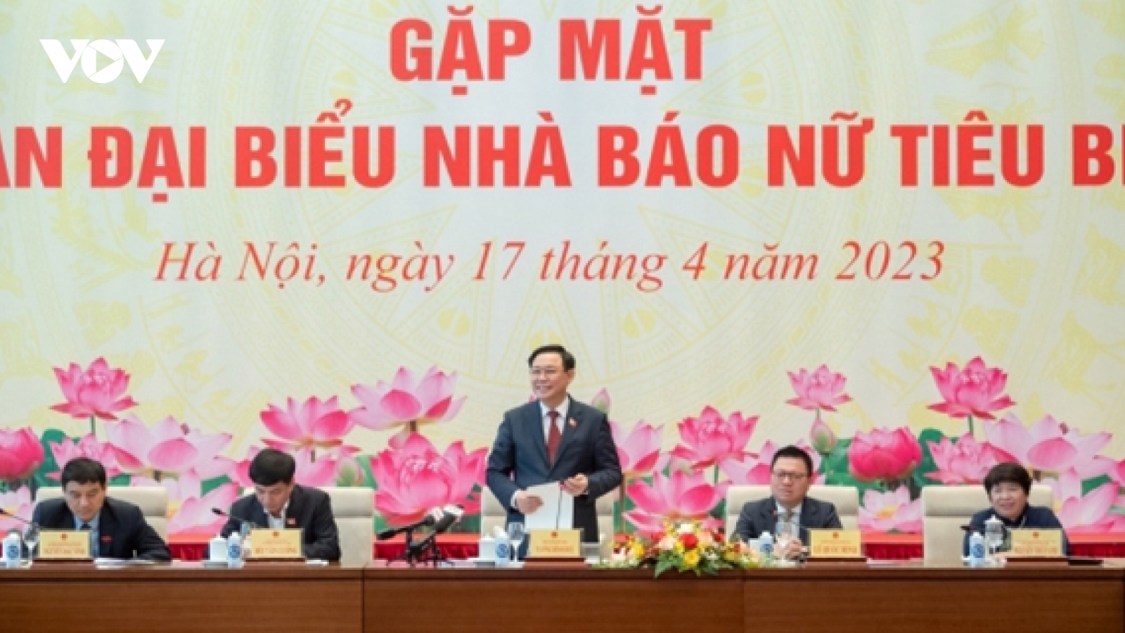 Chủ tịch Quốc hội Vương Đình Huệ gặp mặt đoàn đại biểu nữ nhà báo tiêu biểu