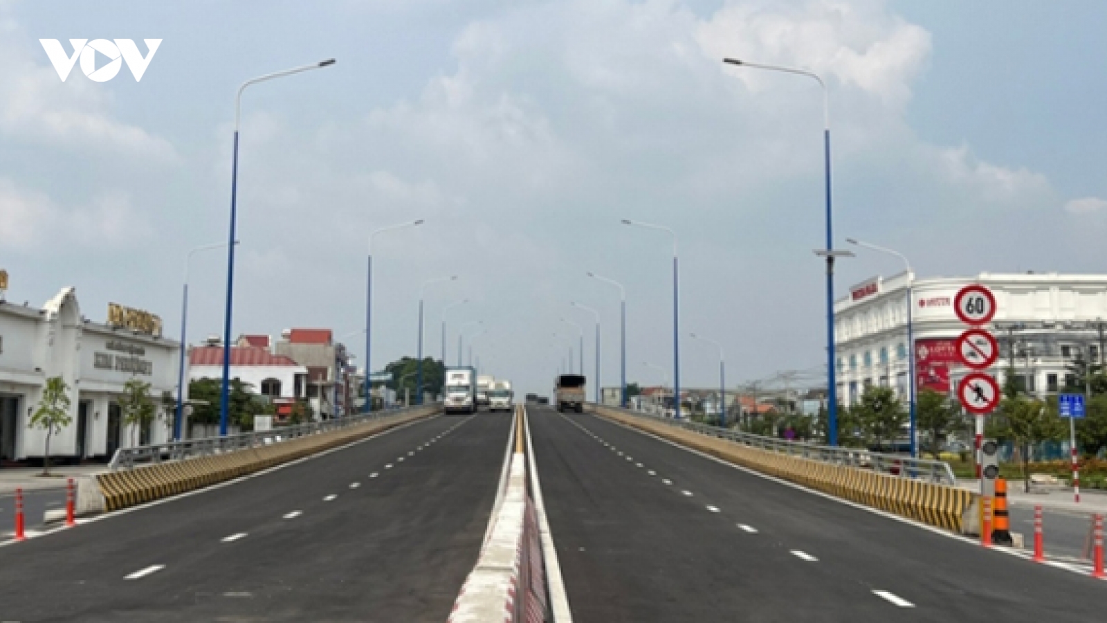 Thông xe cầu vượt thép đầu tiên ở Bình Dương