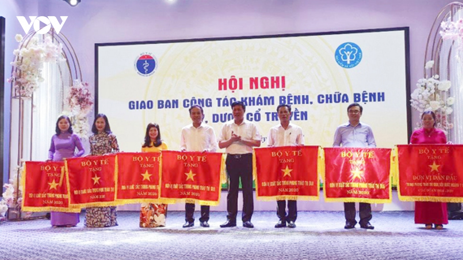 Sao Thái Dương nhận cờ thi đua của Bộ Y tế