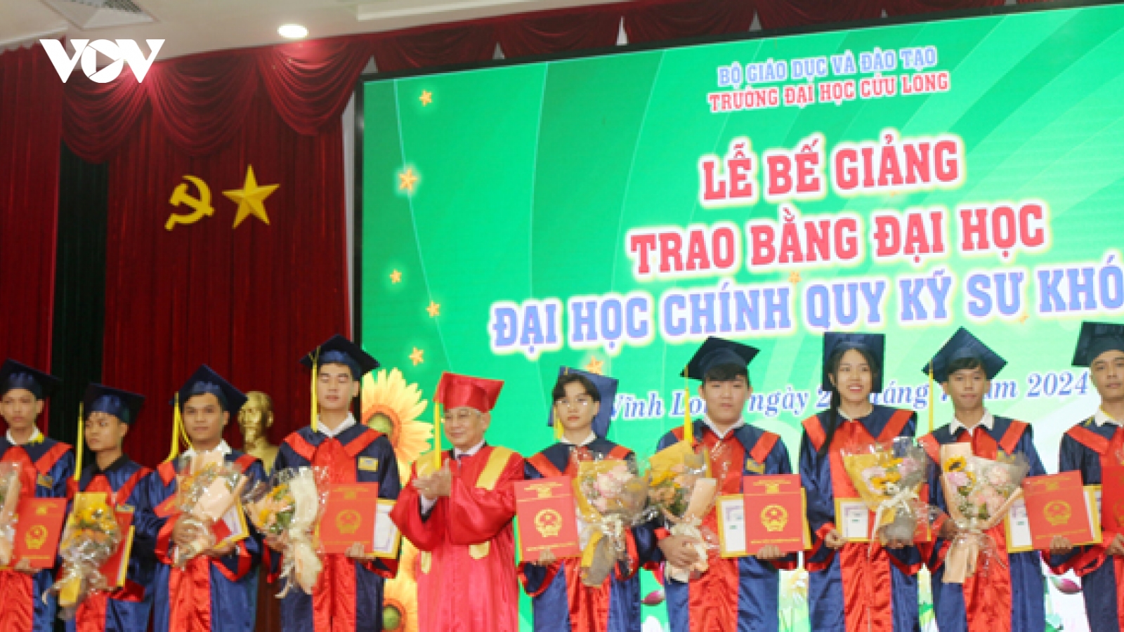 Trường Đại học Cửu Long trao bằng tốt nghiệp cho tân kỹ sư khoá 21