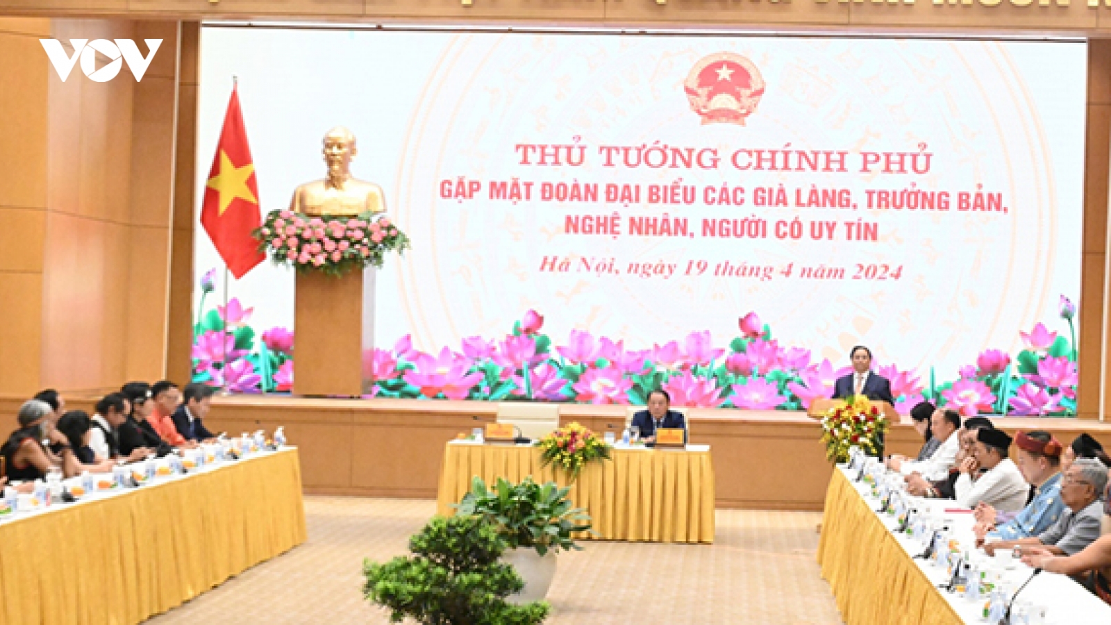 Thủ tướng gặp mặt già làng, trưởng bản, nghệ nhân, người có uy tín