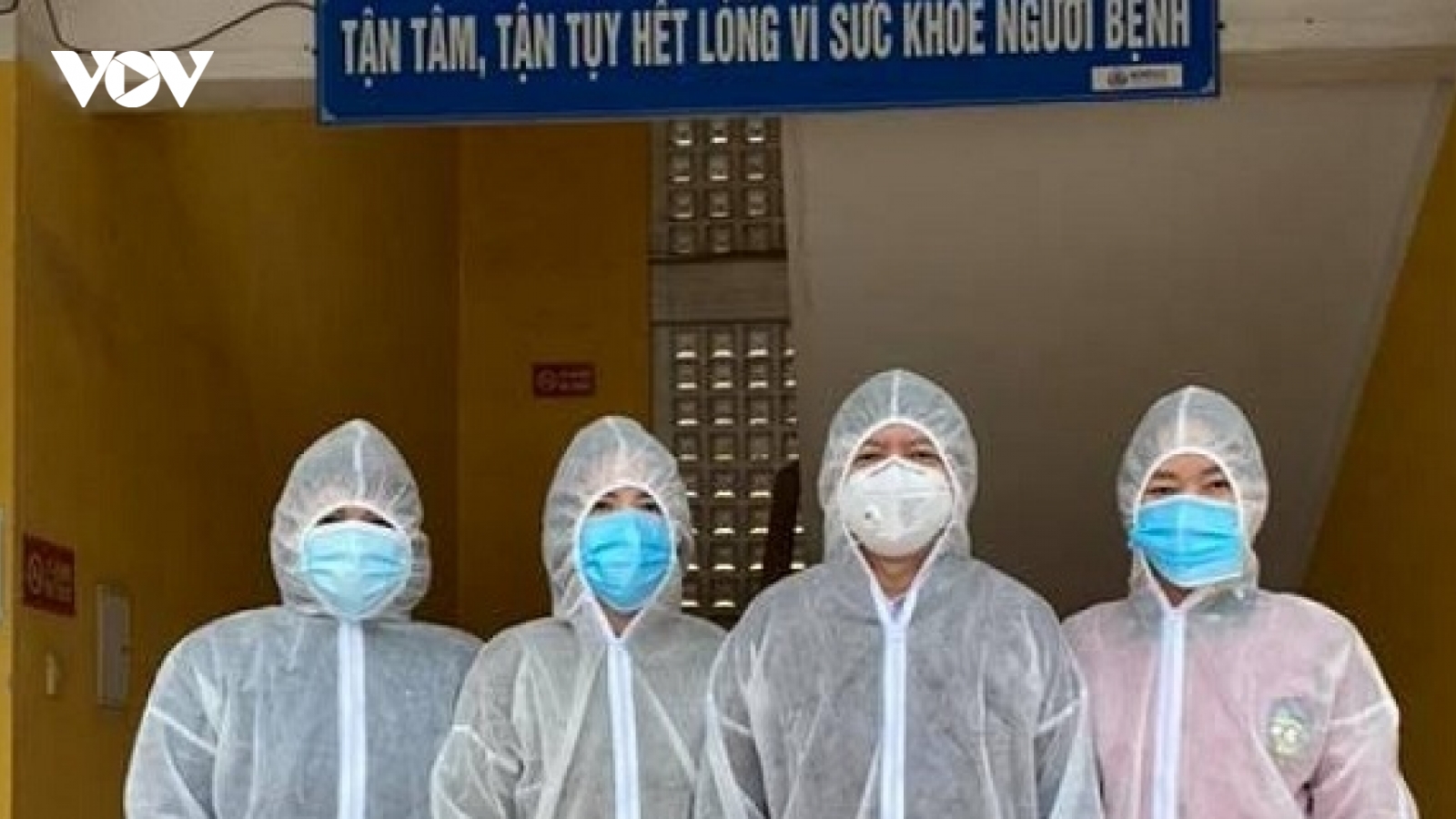 Tết đặc biệt của các chiến sĩ áo trắng nơi tuyến đầu chống COVID-19