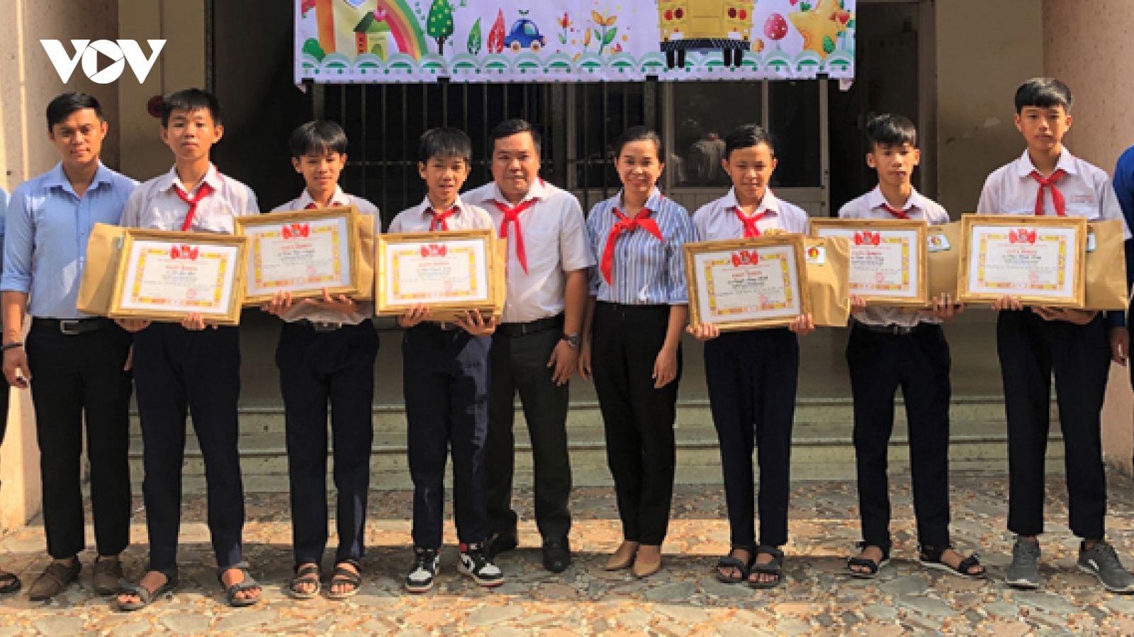 Khen thưởng 7 học sinh nhặt được của rơi, trả lại cho người mất