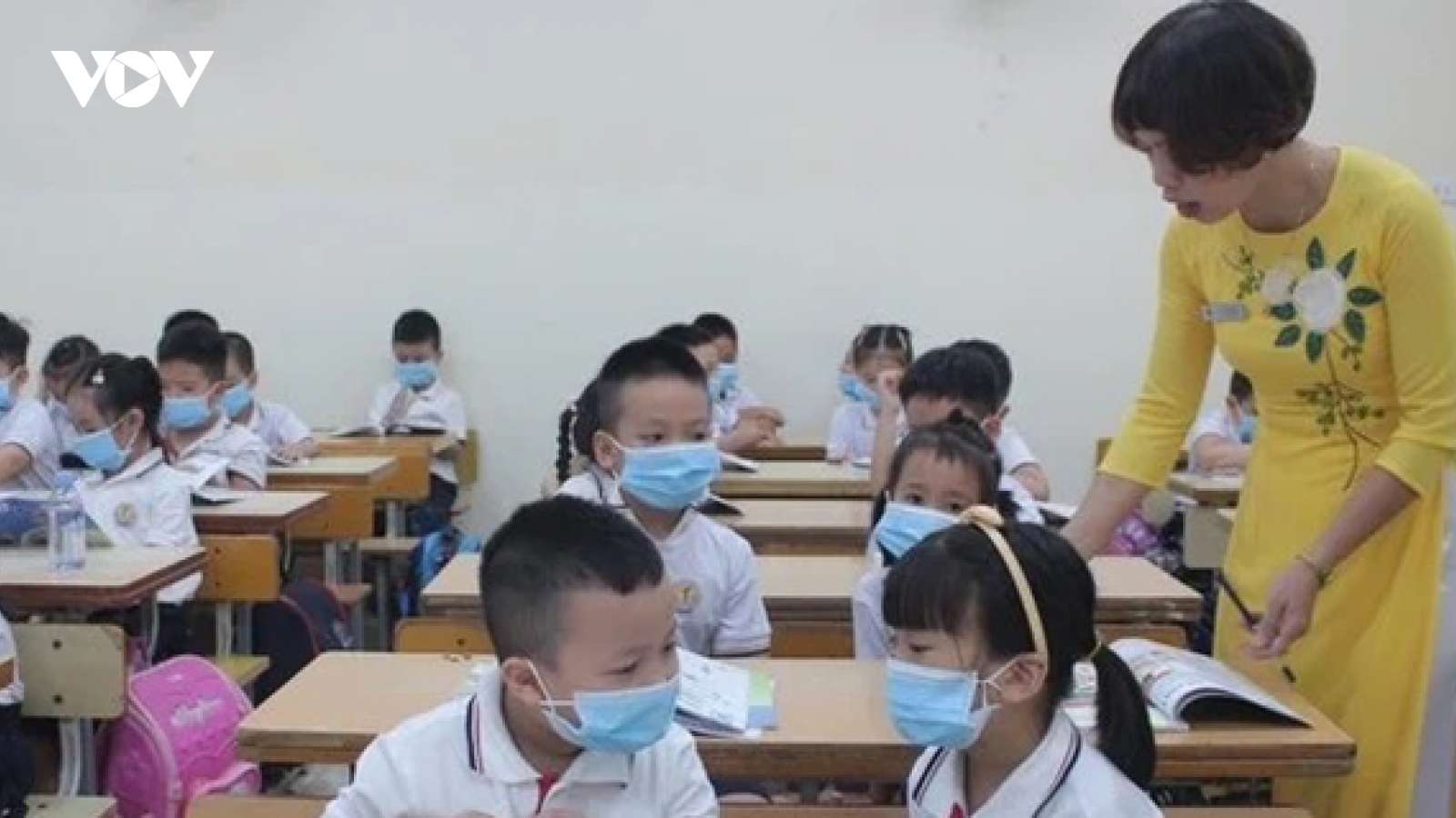 Tăng lương giáo viên thế nào để thầy cô không phải 'chân trong, chân ngoài'?