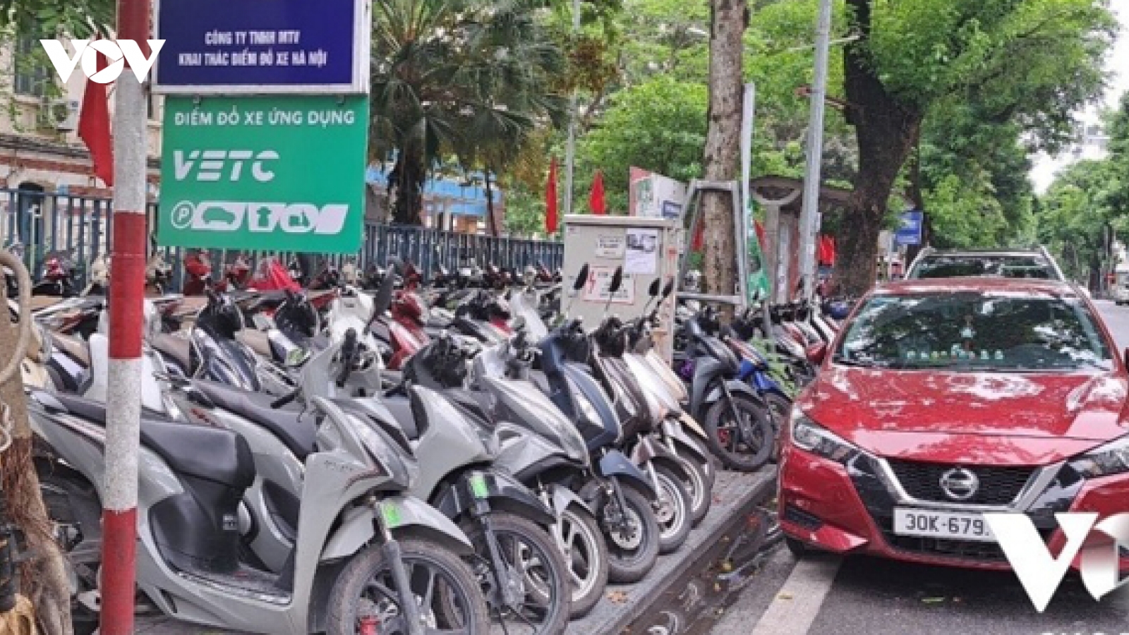 'Số hóa' thu phí gửi xe: Đừng làm nửa vời