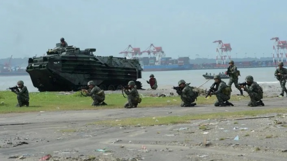 thuy quan luc chien Philippines tap tran -afp.jpg