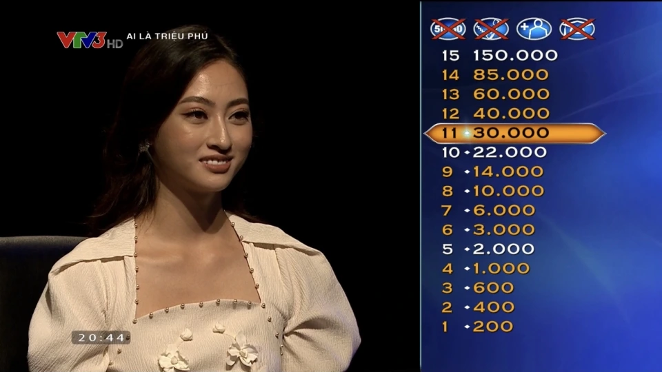 Hoa hau Luong Thuy Linh (23).PNG