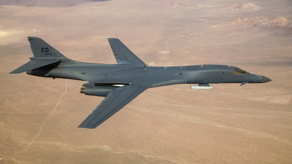 B-1B mang bom ngoai than.jpg
