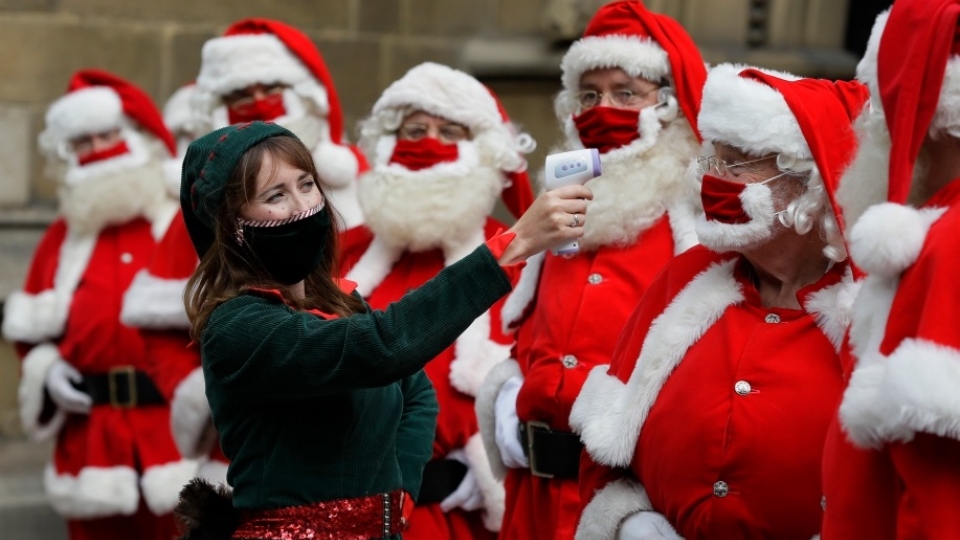 chau Au, Covid, kiem tra than nhiet ong gia  Noel -ctvnews.jpg