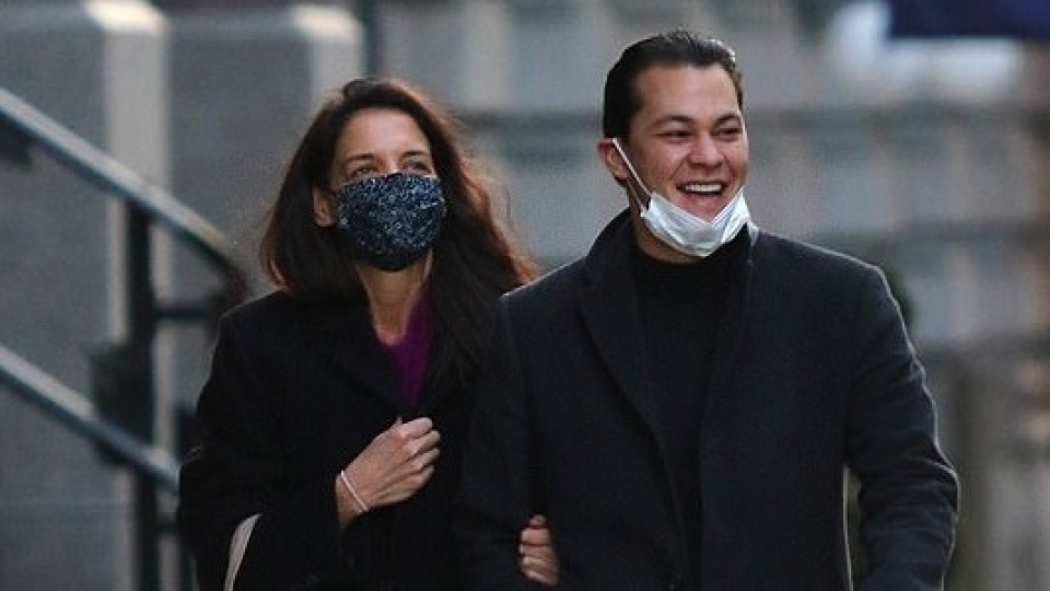 Katie Holmes rạng rỡ đi dạo cùng tình trẻ