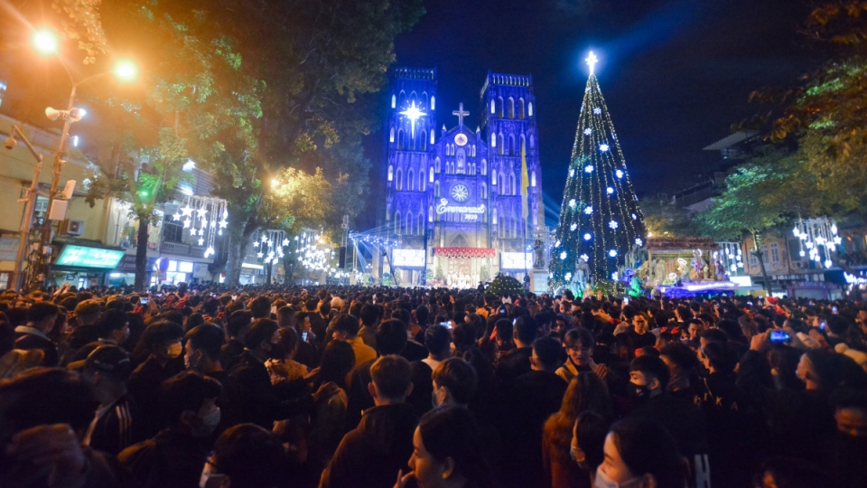 Crowds gather to celebrate Christmas Day nationwide