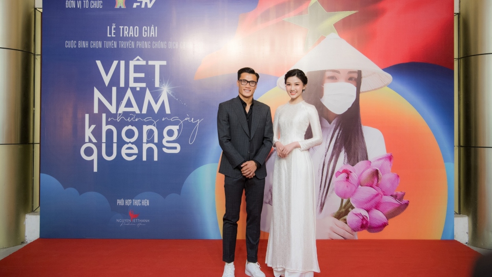 Lương Thanh "sát cánh" Bùi Tiến Dũng tại lễ trao giải "Việt Nam - những ngày không quên"