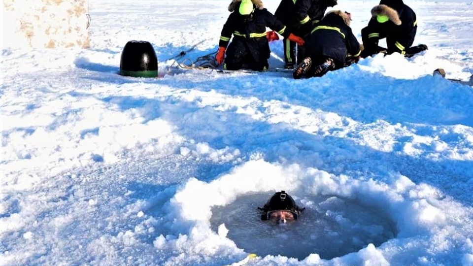 2 U.S. Navy divers recover a torpedo after an under-ice test-firing during ICEX 2018 forbes.com_.jpg