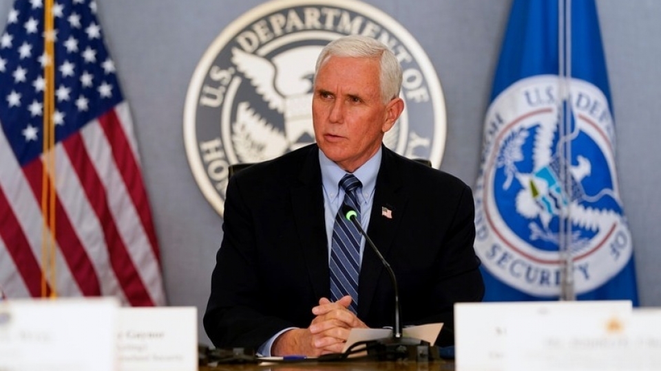 ong-pence-goi-dien-cho-ba-harris-chuc-mung-va-de-nghi-ho-tro.jpg