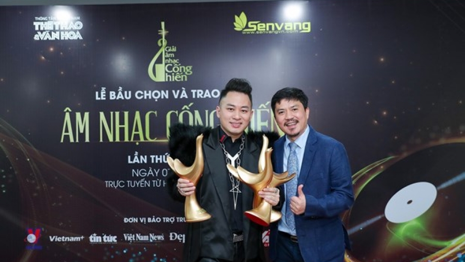 singer_tung_duong_dominates_2021_devotion_music_awards_2.jpg