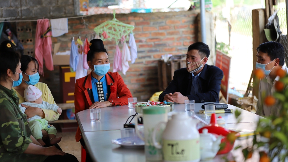 2._de_giup_ba_con_cap_nhat_thong_tin_cung_nhu_huong_dan_cac_bien_phap_phong_chong_dich_benh_covid-19.jpg