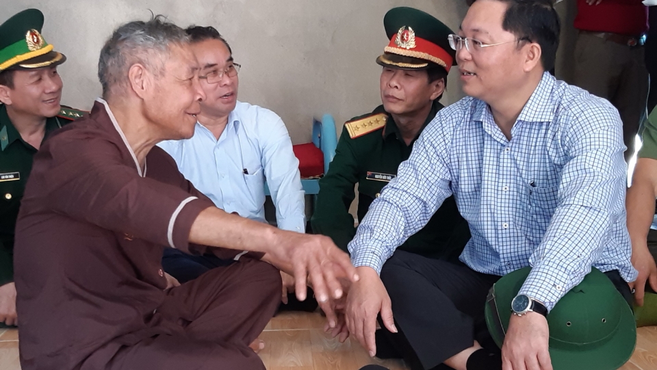 ong_le_tri_thanh_chu_tich_ubnd_tinh_quang_nam_dong_vien_nhan_dan_vung_thien_tai_xa_phuoc_kim_vao_o_trong_nha_moi_o_khu_tai_dinh_cu.jpg