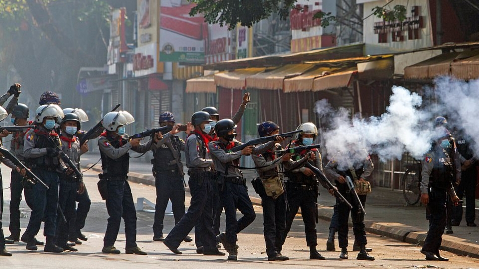 bieu tinh chet nguoi Myanmar 10 -reu.jpg