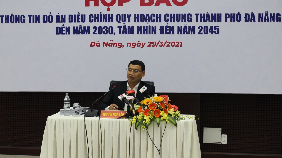 ong_ho_ky_minh_pho_chu_tich_ubnd_thanh_pho_da_nang_chu_tri_buoi_hop_bao.jpg
