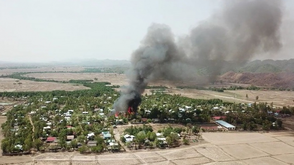 Myanmar, 1 ngoi lang o bang Rakhine boc chay thang 5-2020, -quan doi Myanmar.jpg