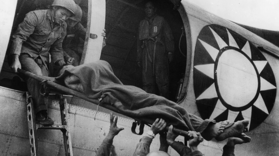 binh linh Quoc dang bi thuong duoc dua tu dao Kim Mon ve Dai Loan -getty.jpg