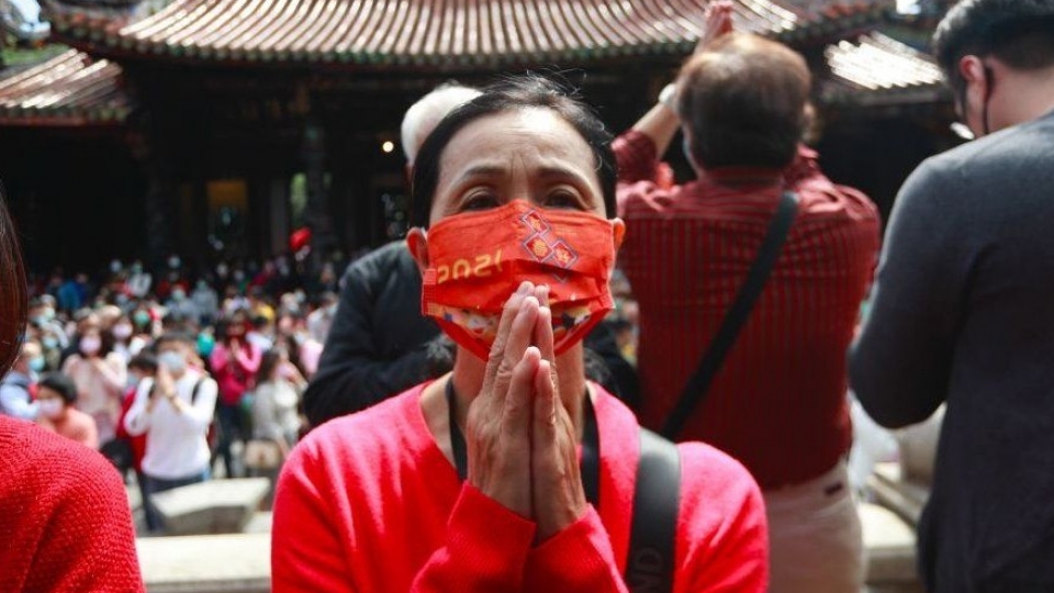 Hoa nhan di chua thoi Covid, khau trang, -getty.jpg